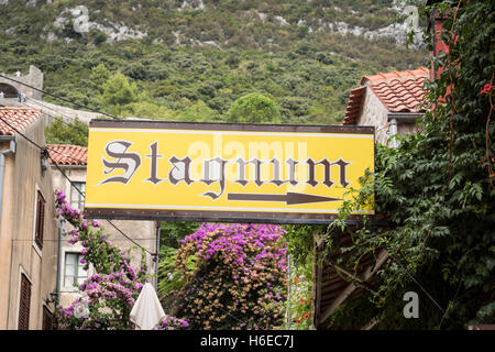 Die Meeresfrüchte Restaurant Stagnum in Ston Kroatien mit Tischen im Freien und die Rebe bedeckt Eingang Stockfoto