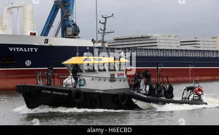 Mitglieder des Garda Emergency Response Unit und regionalen bewaffnet Support-Einheiten nehmen Teil in einem großen Notfalltraining Übung in Drogheda Port im County Louth. Stockfoto