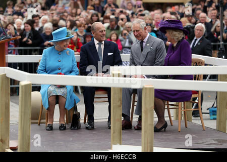 Königin Elizabeth II und ihr Ehemann, der Herzog von Edinburgh mit dem Prinzen von Wales und die Herzogin von Cornwall, während eines Besuchs in Verkehrssysteme, eine neue Stadtentwicklung am Rande von Dorchester. Stockfoto
