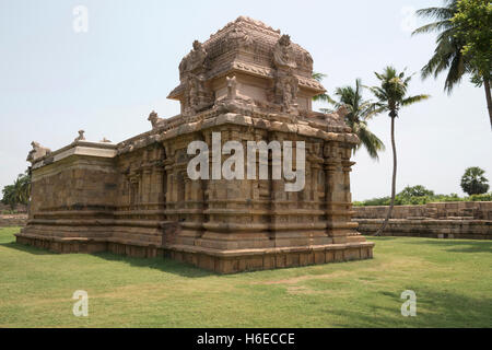 Ganesha-Schrein, Brihadisvara-Tempel-Komplex, Gangaikondacholapuram, Tamil Nadu, Indien. Blick von Nord-West. Stockfoto