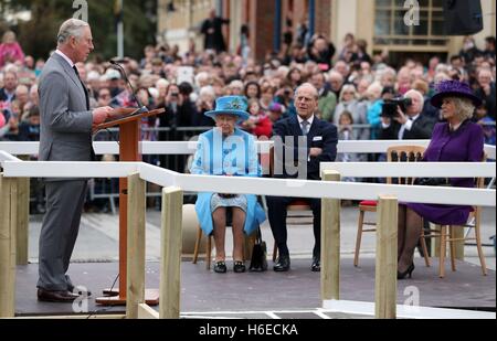 Der Prince Of Wales (links) spricht wie Königin Elizabeth II., Herzog von Edinburgh und der Herzogin von Cornwall (rechts) bei einem Besuch in Verkehrssysteme, eine neue Stadtentwicklung am Rande von Dorchester aussehen auf. Stockfoto