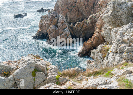 felsige Küstenlandschaft rund um Pointe de Pen-Hir in der Bretagne, Frankreich Stockfoto