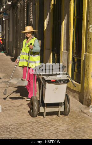 Europa, PORTUGAL, Alcácer do Sal, Rua Das Douradas, Straße Reiniger bei der Arbeit Stockfoto