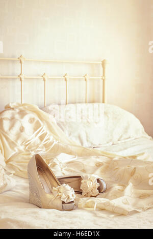 Bräute Hochzeit Schuhe und Kleidung auf dem Bett liegend Stockfoto