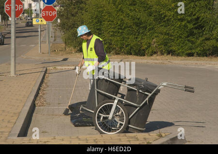 Europa, PORTUGAL, Alcácer do Sal, Rua Das Douradas, Straße Reiniger bei der Arbeit Stockfoto