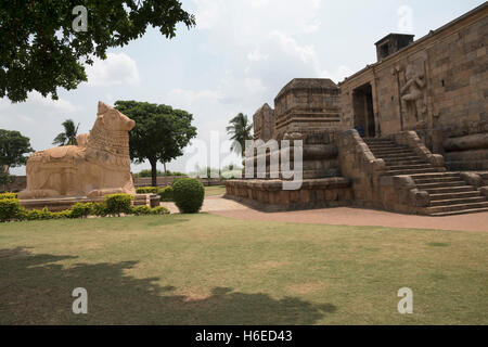 Riesige Nandi und Eingang zum Mahamandapa, Brihadisvara-Tempel, Gangaikondacholapuram, Tamil Nadu, Indien. Ansicht von Nordosten. Stockfoto