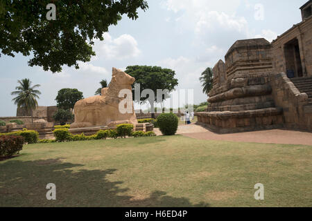 Riesige Nandi und Eingang zum Mahamandapa, Brihadisvara-Tempel, Gangaikondacholapuram, Tamil Nadu, Indien. Ansicht von Nordosten. Stockfoto