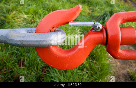 Orange Haken und Ösen unter Spannung wird verwendet, um eine Hängebrücke zu verstärken Stockfoto