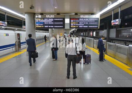 Der Shinagawa Station in Tokio, ein großen Bahnhof für Hochgeschwindigkeitszüge Shinkansen und Narita Express Stockfoto