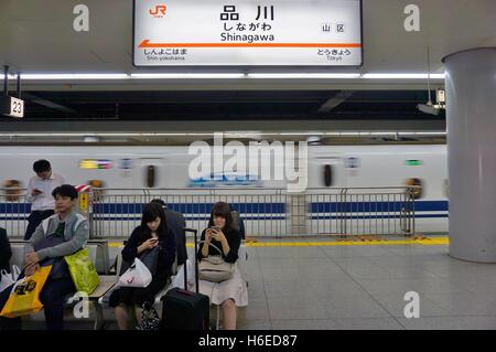 Der Shinagawa Station in Tokio, ein großen Bahnhof für Hochgeschwindigkeitszüge Shinkansen und Narita Express Stockfoto