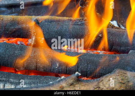 Brennen im Feuer-Board. Feuer mit Feuer, Rauch, hölzernen Planken und Kohlen Kohlen. Foto-close-up mit selektiven Fokus eine Stockfoto