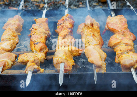 Nahaufnahme des gebratenen Fleisches mit Feuer und Kohle Stockfoto