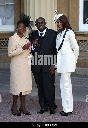 Naomi Campbell (rechts) mit Baroness Amos nach Erhalt ihr Mitglied des Ordens der Companions of Honour (links) und Edward Enninful (Mitte) nach Erhalt seiner Officer of the Order of British Empire (OBE) im Buckingham Palace in London. Stockfoto