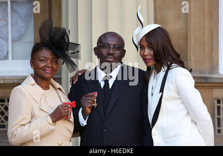 Naomi Campbell (rechts) mit Baroness Amos nach Erhalt ihr Mitglied des Ordens der Companions of Honour (links) und Edward Enninful (Mitte) nach Erhalt seiner Officer of the Order of British Empire (OBE) im Buckingham Palace in London. Stockfoto