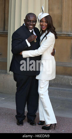 Naomi Campbell mit Edward Enninful nach Erhalt seiner Officer of the Order of British Empire (OBE) im Buckingham Palace in London. Stockfoto