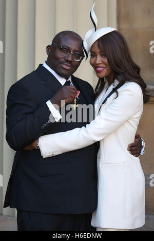 Naomi Campbell mit Edward Enninful nach Erhalt seiner Officer of the Order of British Empire (OBE) im Buckingham Palace in London. Stockfoto