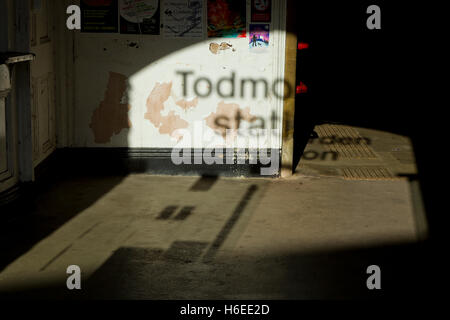 Schatten in Todmorden Bahnhof Stockfoto