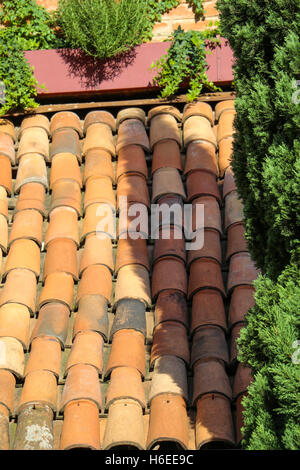 Hintergrund der alten Dachziegel aus bunten Lehm gemacht Stockfoto