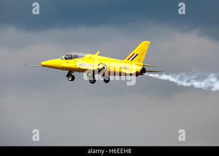 Ehemalige Folland Gnat XR991/G-MOUR (XS102) zieht bei Kemble Air Day in Gloucestershire, Vereinigtes Königreich, 15. Juni 2008. Stockfoto