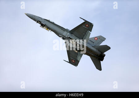 Schweizer Luftwaffe McDonnell Douglas F/A - 18C Hornet, J-5009 (Cn 1343/SFC009), zieht an der Royal International Air Tattoo 2014. Stockfoto