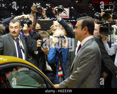 Renault-Nissan Präsident Carlos Ghosn vor Medien während der Eröffnungsfeier der Paris motor show Stockfoto