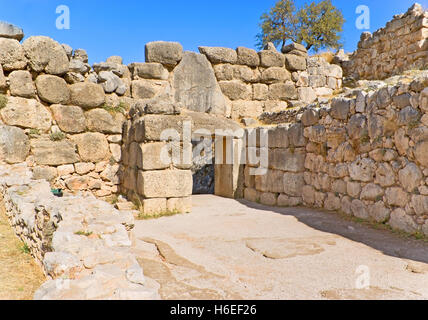 Der Blick auf das alte Tor aus der berühmten Zitadelle von Mykene, Griechenland. Stockfoto