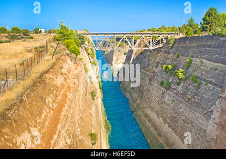 Den Kanal von Korinth durchschneidet die schmalen Isthmus von Korinth und trennt die Peloponnes vom griechischen Festland, Griechenland. Stockfoto