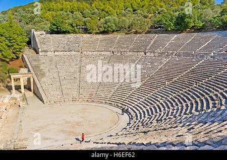 Das große antike Theater ist der Teil der archäologischen Stätte des Heiligtum des Asklepios in Epidauros, Griechenland. Stockfoto