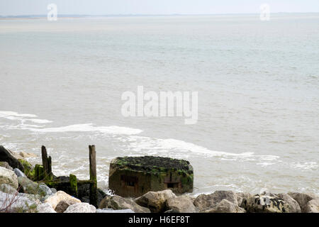 Weltkrieg zwei Bunker in der Nordsee durch Küstenerosion, Osten Lane, Bawdsey, Suffolk, UK. Stockfoto