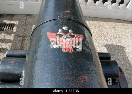 Russische Kanone gefangen während des Krimkrieges, neben Gibraltar War Memorial on Line Wall Road angezeigt Stockfoto