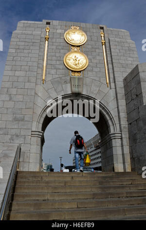 Ein Mann geht die Treppe hinauf und unter den amerikanischen Ehrenmal on Line Wall Road in Gibraltar Stockfoto