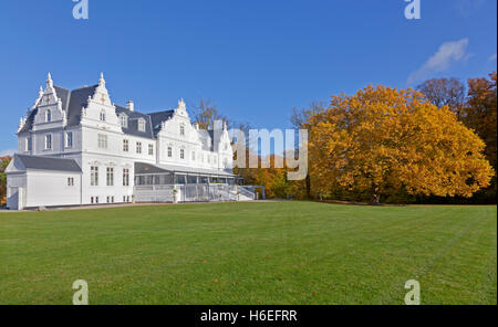 Kokkedal Schloss Kopenhagen ein Schlosshotel in herbstlichen Farben in Kokkedal / Mikkelborg zwischen Kopenhagen und Elsinore. Stockfoto