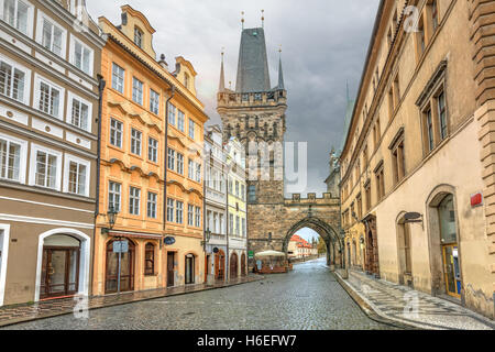 Malostranska Turm und Altbauten auf Mostecka Straße in unsere, Tschechische Republik Stockfoto