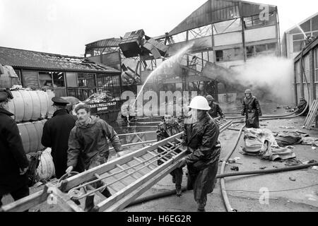 Soldaten in Aktion mit einer Leiter hetzen entladen aus der 'Green Goddess' Feuerspritze aus als Armee Feuerwehrleute ein Feuer in C und N Lumpen GmbH in Stratford, London kämpften. Stockfoto