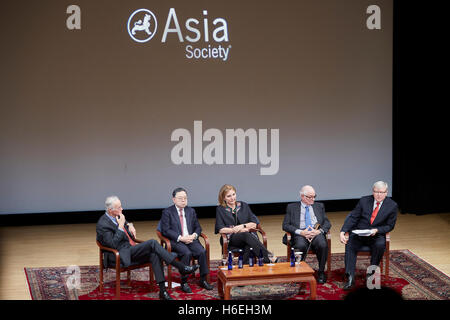 (Links nach rechts) Referenten: Robert Oxnam, der Asia Society Präsident von 1981 bis 1992, Ronnie C. Chan, einer der Hong Kong und China Top Bauträger, Investoren und Philanthropen, war wird angenommen gemeinsame Führung der Asia Society Board of Trustees, effektive Juni 10, der Vorstand kündigte in New York am 22. Mai 2011, Josette Sheeran, der Strom Präsident und CEO der Asia Society , Nicholas Platt, der Asia Society Präsident von 1992 bis 2004, Moderator war: Kevin Rudd, Präsident, Asien Gesellschaft Policy Institute, trat die Asien Gesellschaft Policy Institute als seine Antrittsrede Stockfoto