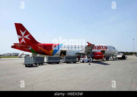 Die Flugzeuge der Malta Airlines unter Wartung am Flughafen Malta Luqa, Malta Stockfoto