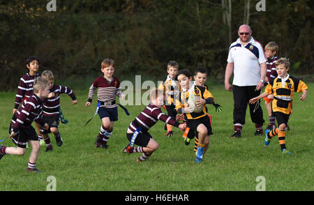 Kinder Tag Rugby Spiel Action Großbritannien Kinder Kinder Sport gesunde Aktivität Sport Jungen Sport Stockfoto