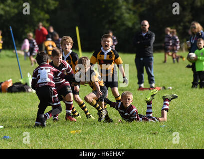 Kinder Tag Rugby Spiel Action Großbritannien Kinder Kinder Sport gesunde Aktivität Sport Jungen Sport Stockfoto