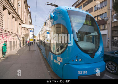 Europa, Kroatien, Zagreb, modernen Straßenbahnen im Zentrum der Stadt Stockfoto