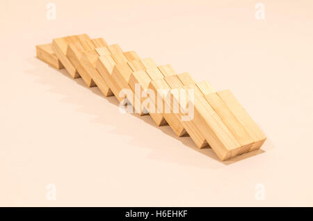 Holzklötze auf einem weißen Hintergrund angeordnet Stockfoto