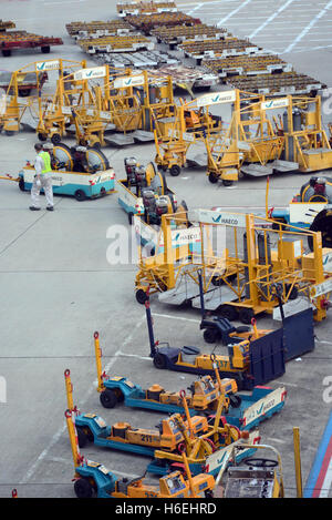 Materialien auf Asphalt der internationale Flughafen Hongkong China Stockfoto