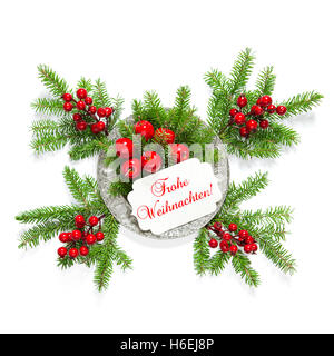 Weihnachtsbaum mit roten Beeren und Grüße Karte verzweigt. Urlaub Dekoration. Beispieltext für Frohe Weihnachten! -Merry Christm Stockfoto