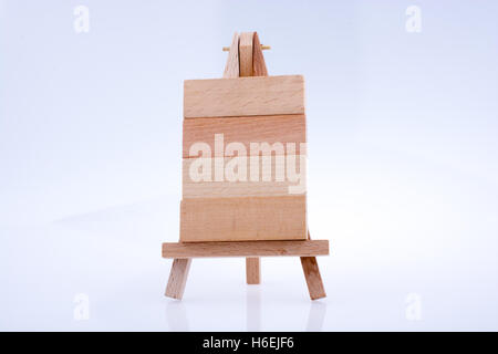 Bausteine setzen auf Stativ für die Malerei auf weißem Hintergrund Stockfoto