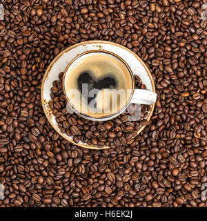 Kaffee mit Herz. Kaffee Bohnen Hintergrund. Liebe-Konzept Stockfoto