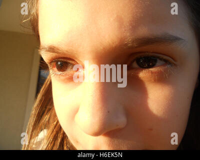 Nahaufnahme von kaukasischen jungen Mädchens helle braune Augen mit langen Wimpern Stockfoto