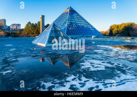 Muttart Conservatory Pyramiden, einen botanischen Garten in Edmonton, Alberta, Kanada Stockfoto