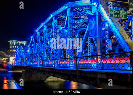Langevin Bridge bei Nacht, Calgary, Alberta, Kanada. Stockfoto