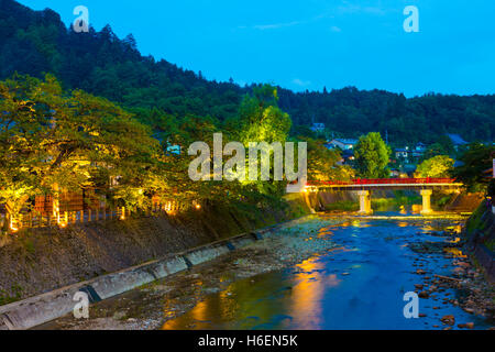 Mitteldistanz Blick auf helle rote Naka-Bashi Brücke überspannt über den Miya-Gawa-Fluss in der Abenddämmerung im Hida-Takayama, Gifu, Japan. Horiz Stockfoto