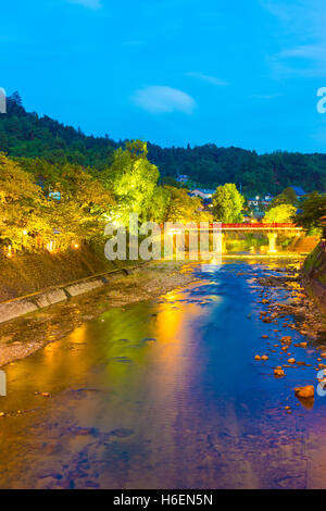 Viel bunte Ansicht des hellen rot beleuchteten Naka-Bashi-Brücke über den Miya-Gawa in der Dämmerung in Takayama, Gifu, Japan. Ver Stockfoto