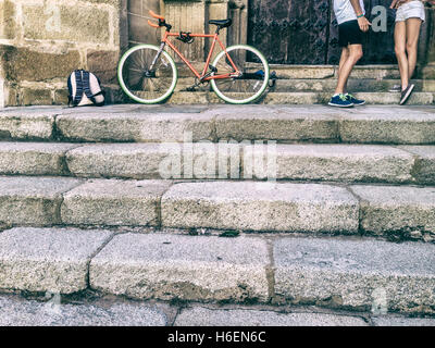 Junges Paar Freundschaft mit einem fixed-Gear Fahrrad geparkt in Altstadt Stockfoto